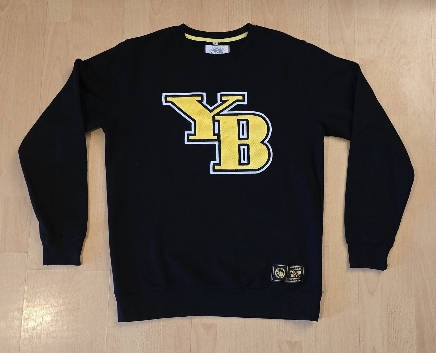 Pullover & Sweatshirts: Young Boys Bern official Sweater, Grosse M – Gebraucht aus Le Mouret von Pantini