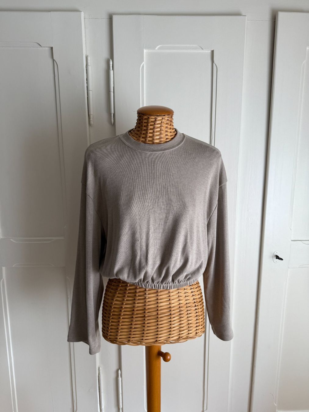 H&M Pulls & Sweat-shirts: Cropped Feinstrick Pullover beige XS – D'occasion à Zürich par Diazaio