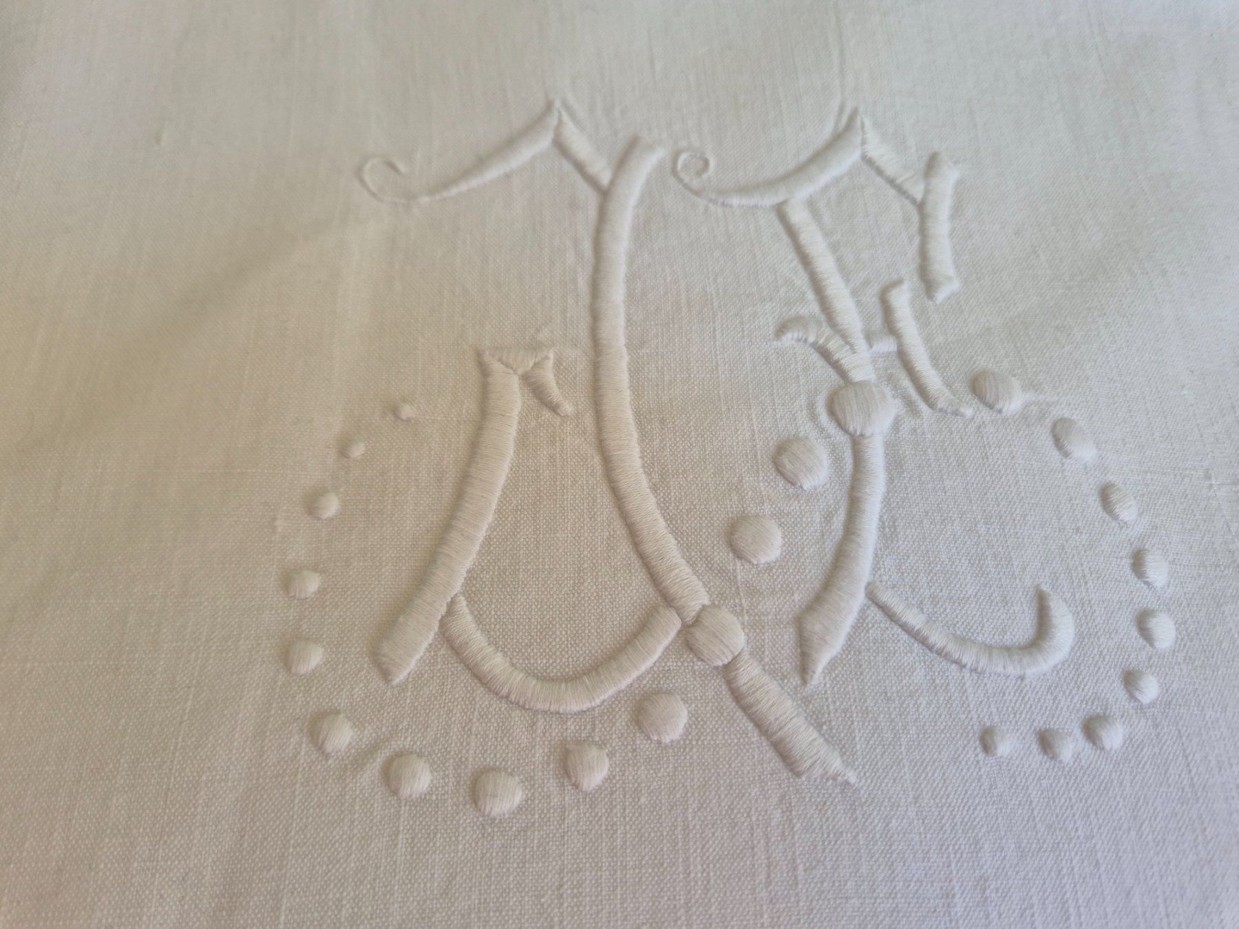 Biancheria da letto: Grose antikes Leinen Leintuch mit Monogramm "IE" bestickt – Usato da Bern venduto da aronari