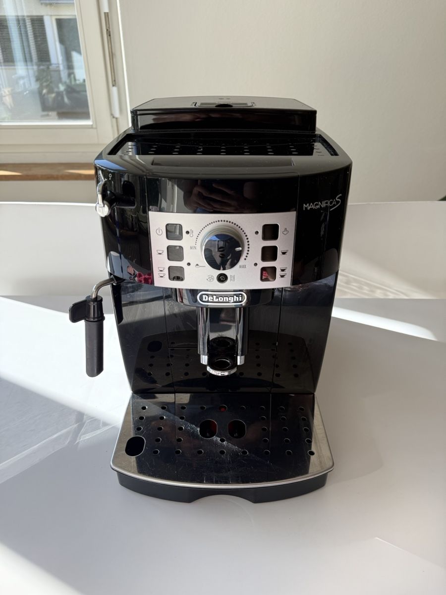 De'Longhi Kaffeemaschinen & Espressomaschinen: DeLonghi Magnifica S Bean to Cup Coffee Machine, Black – Gebraucht aus Zürich von pie_vn8q