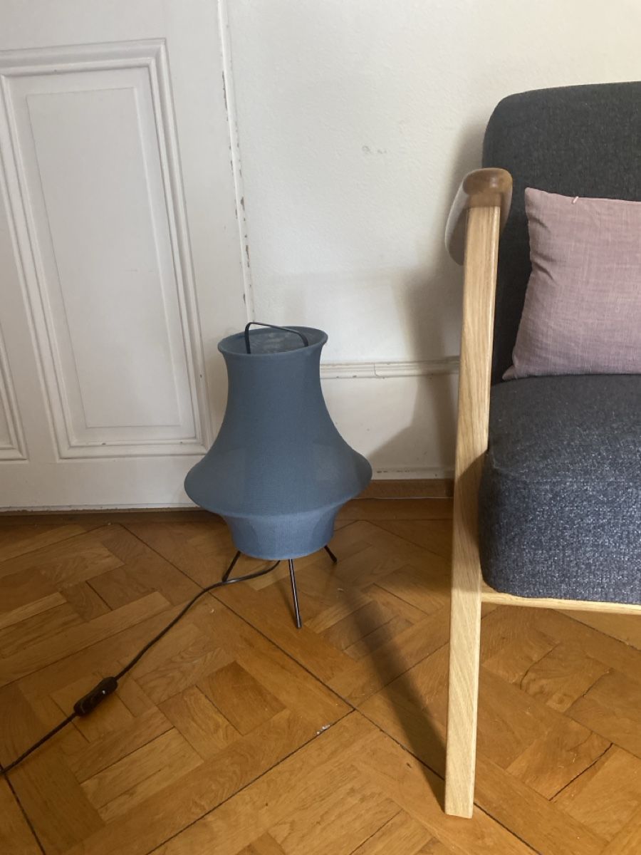 Lampade: Lampada da ambiante blu con treppiede, altezza 50 cm – Usato da Lausanne venduto da lau_8vk7