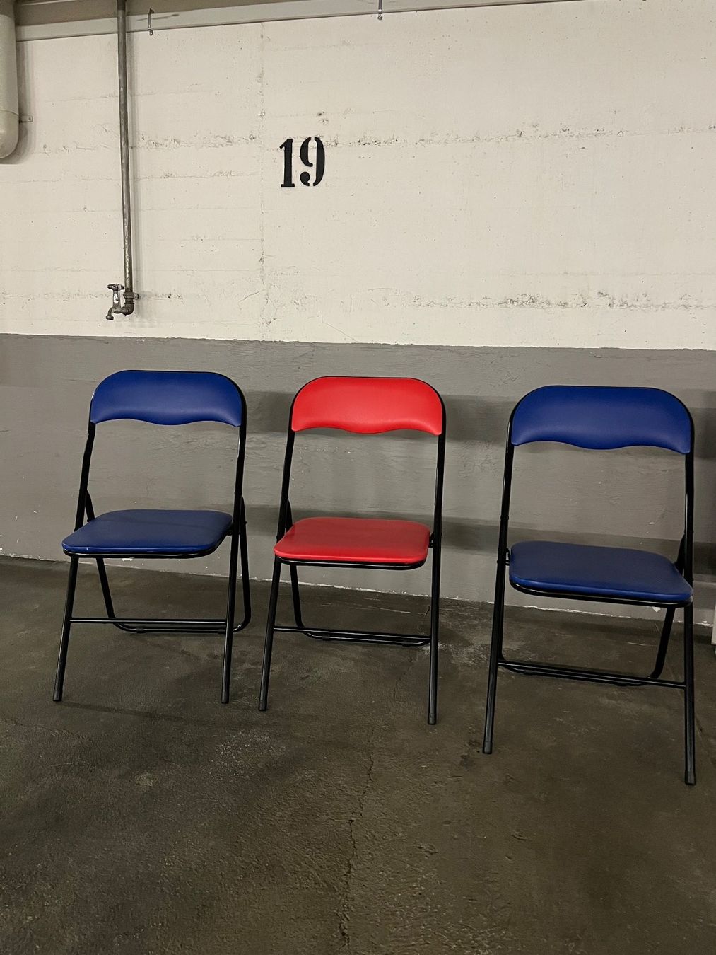 Chaises: Klappstühle (2xblau,1xrot) – D'occasion à Davos Platz par chrige44