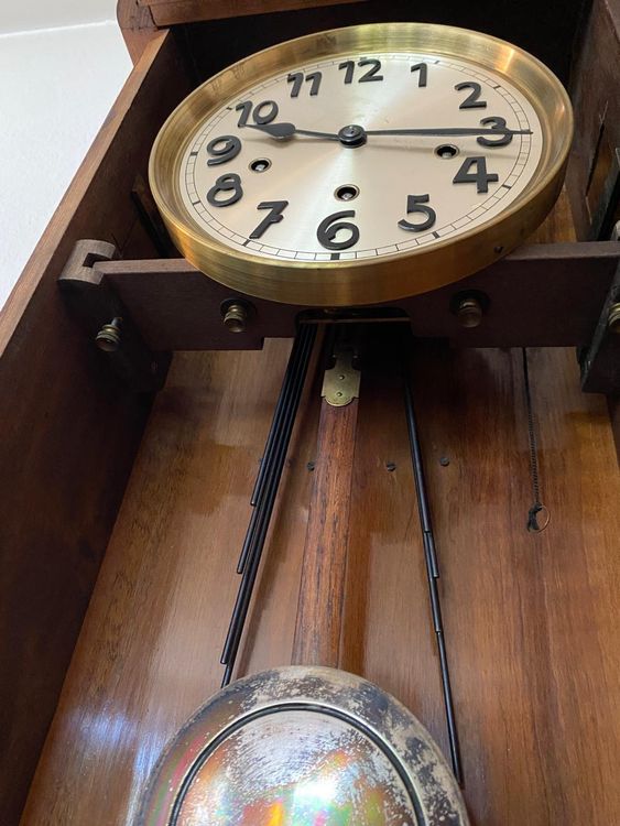 Antike Wanduhr mit Pendel, aus schönem Holz (mechanisch) (Defekt