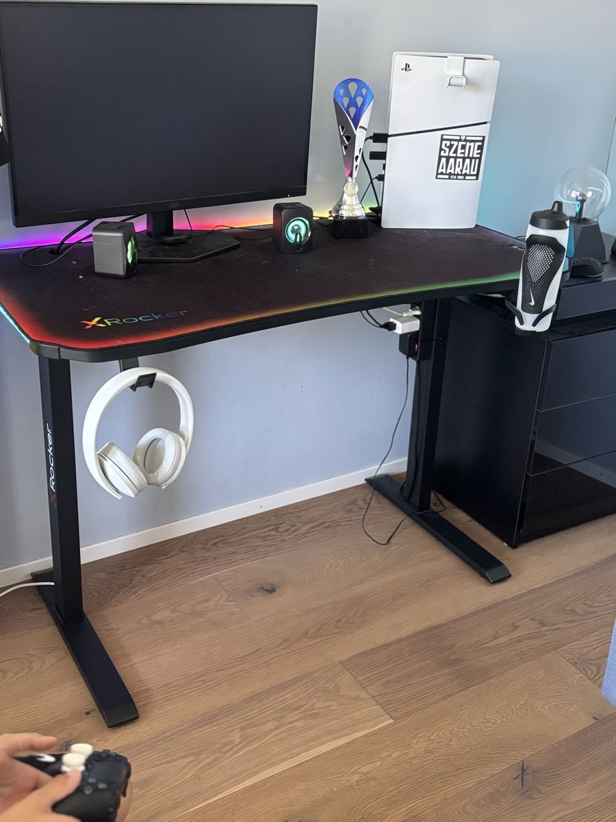Bureaux: Led Gaming Schreibtisch – D'occasion à Erlinsbach SO par N.S.87
