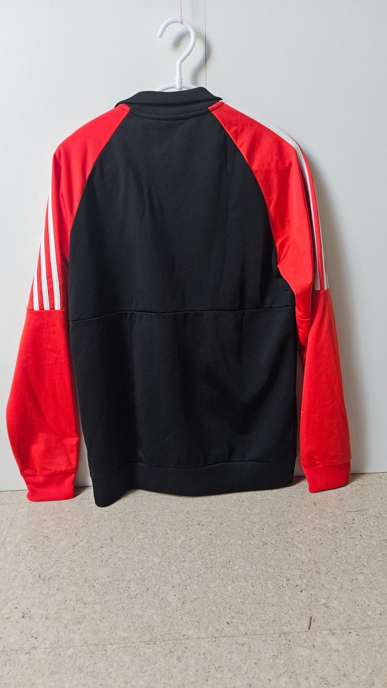 Adidas Giacche: Trainerjacke Adidas – Usato da Münchenbuchsee venduto da Yothu 1