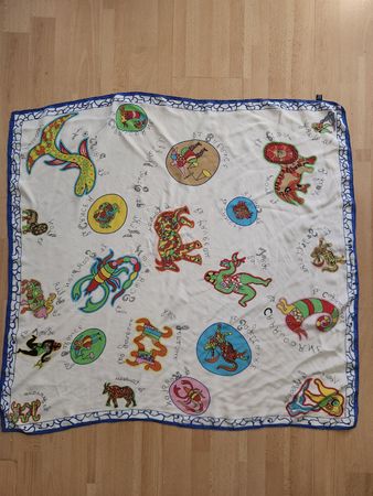 Foulard en soie motif signes du zodiaque multicolore