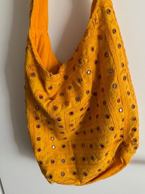 Borse da donna: INDISCHE UMHÄNGETASCHE – Usato da Honau venduto da Ritika 1