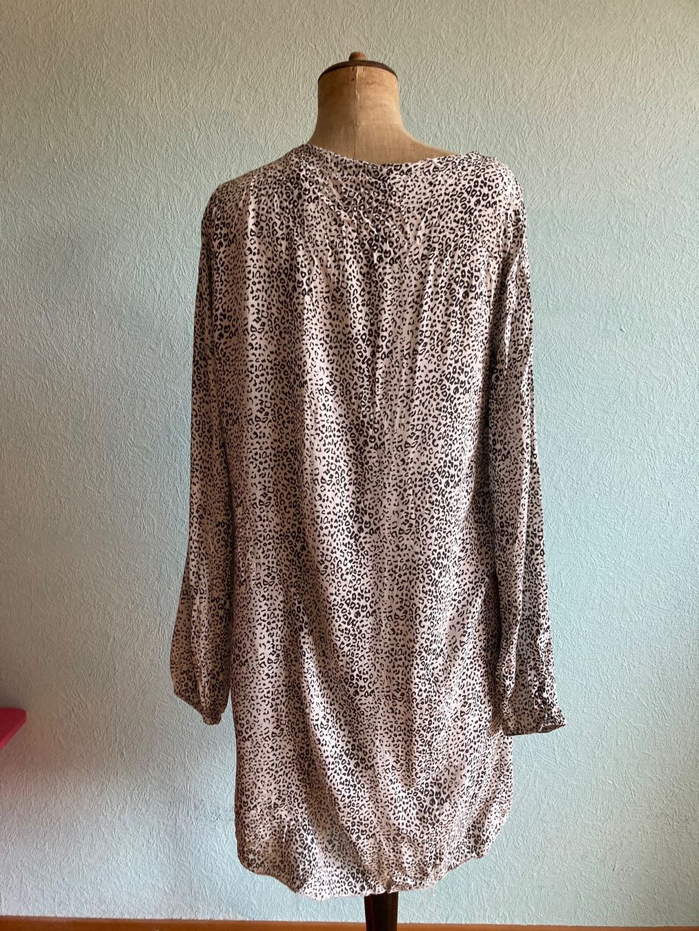 Tuniche: Robe / tunique blanche imprimé léopard – Usato da Genève venduto da ct_fqr8 2