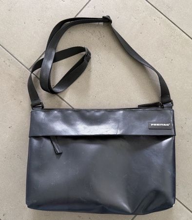 Freitag LOU Schultertasche nachtblau