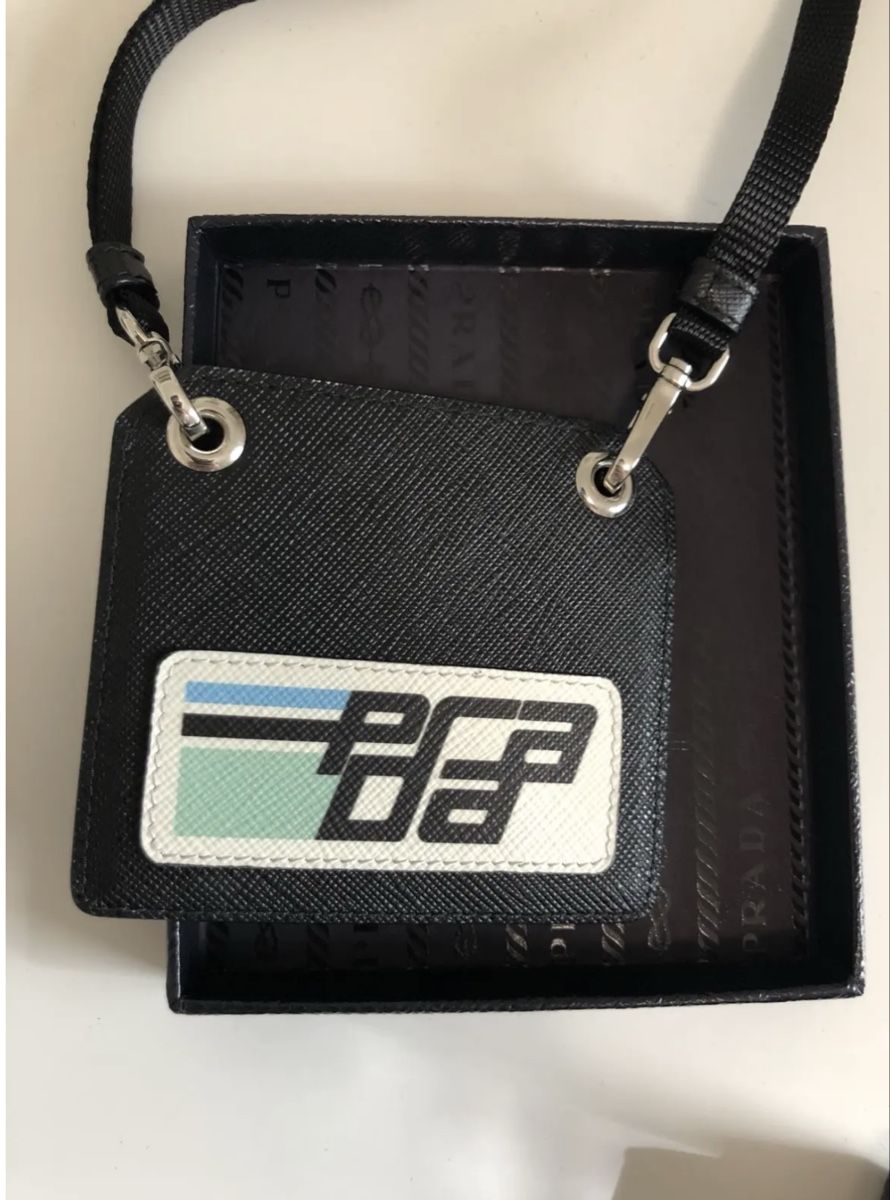 Prada Altro in  Abbigliamento & Accessori: Prada Kartenetui Neck Wallet Saffiano Leder Schwarz – Nuovo (secondo la descrizione) da Zürich venduto da Recode.Fashion 6