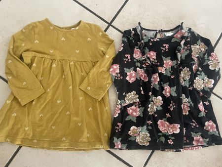 2 süsse H&M/Mango Kleider  Blumen/Herz Gr. 80