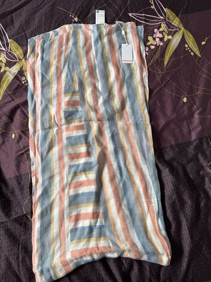 Hugo Boss Foulards, Tücher & Schals: Hugo Boss – Neu und originalverpackt aus Corpataux von seniz
