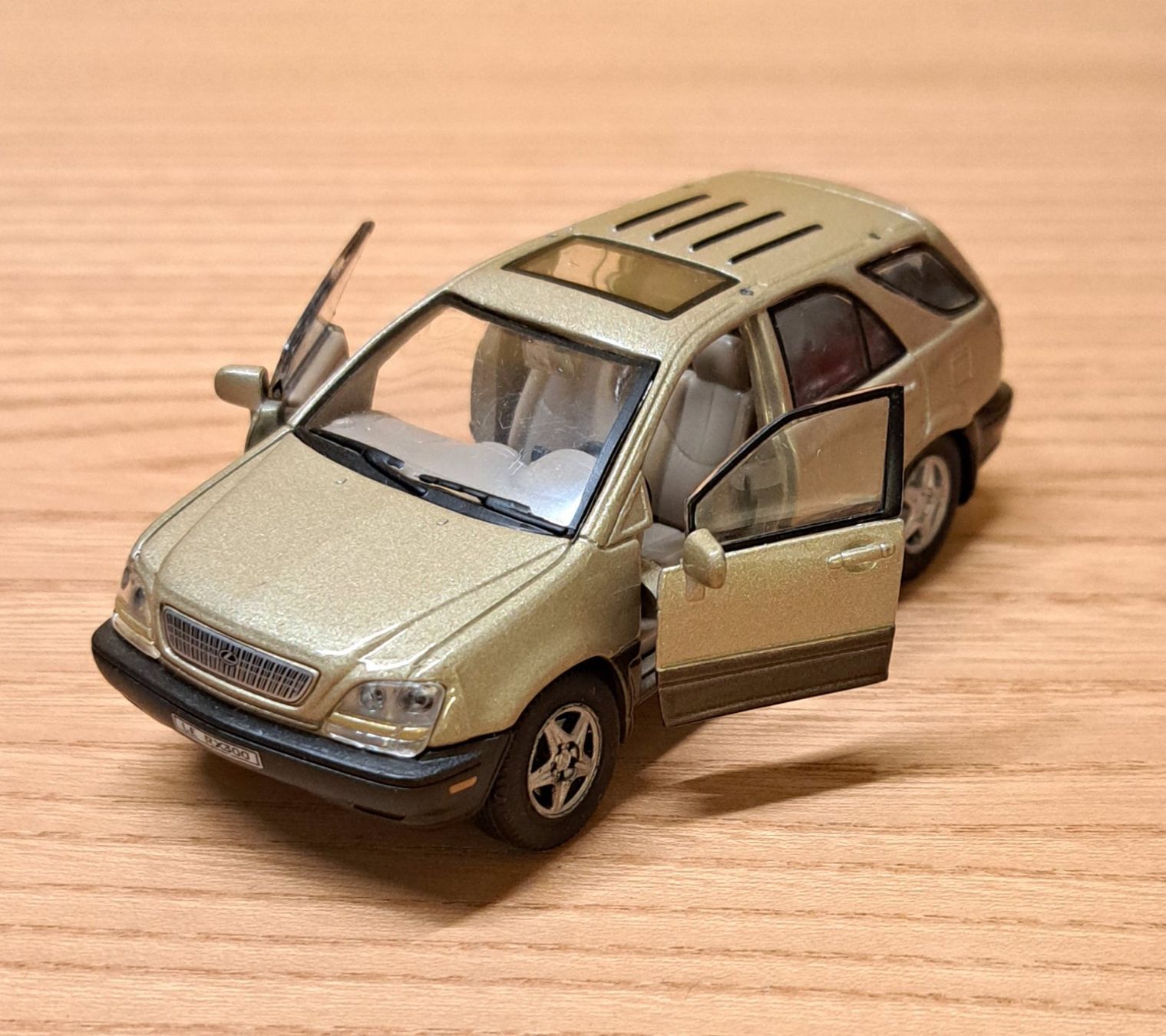 Lexus Modellini d'auto: Lexus RX300 Modell – Usato da Dietlikon venduto da kosta.katoglou 4