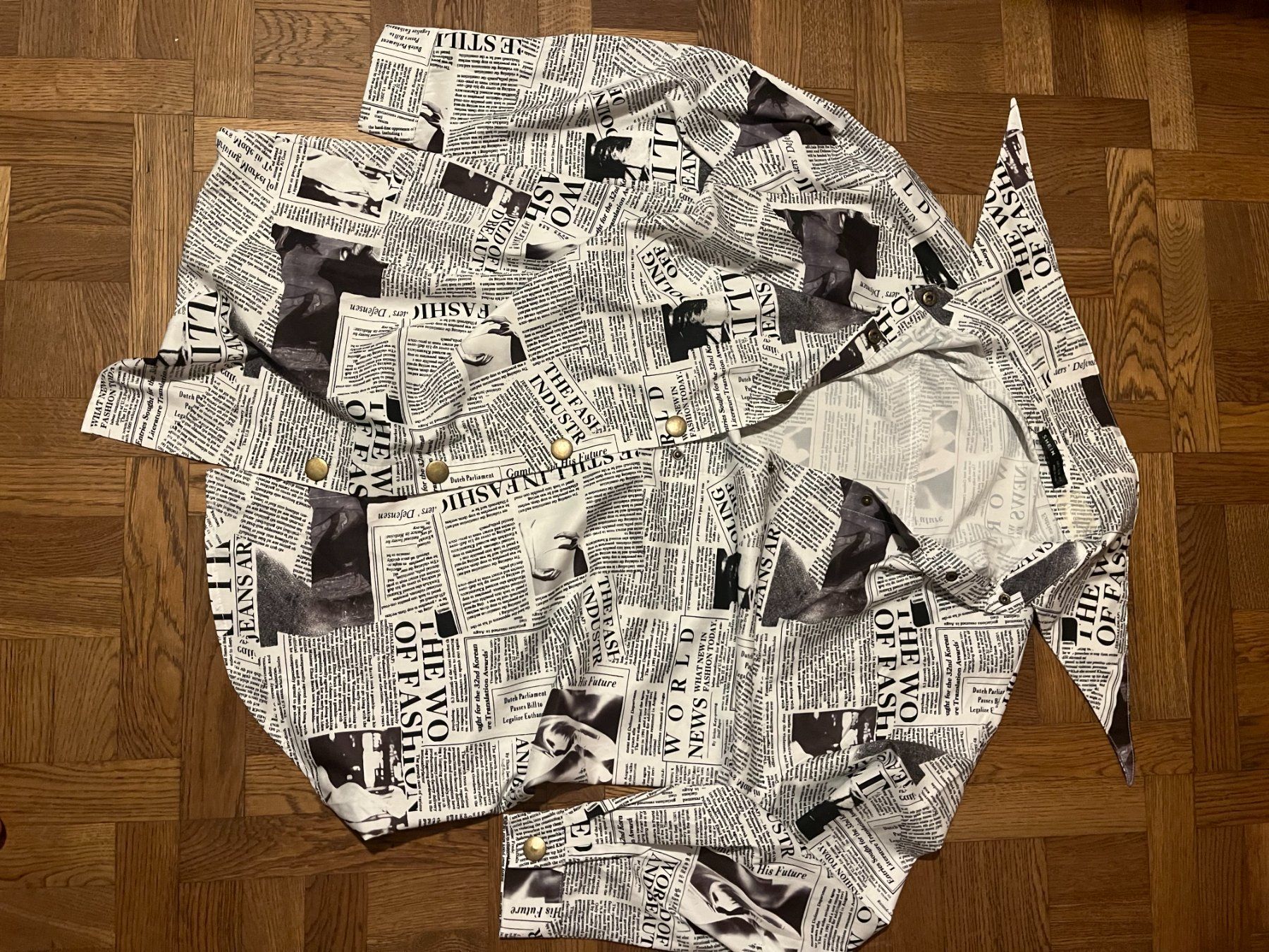 Shein Chemisiers: Bluse mit Zeitungsoptik – D'occasion à solothurn par Floefi
