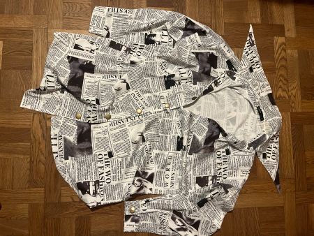 Bluse mit Zeitungsoptik