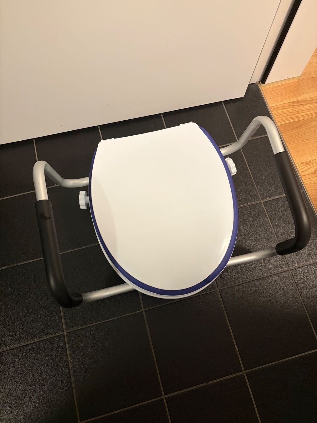 WC: Toilettensitzerhöhung mit Griffen – D'occasion à Lenzburg par Saskiasaurus 1
