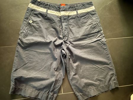 edle Boss Short Gr. 48 blau mit weiss