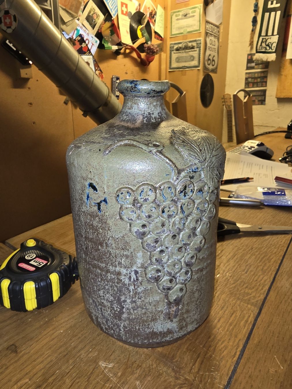 Caraffe: Rustikale Keramik Weinkaraffe mit Traubenmuster (M) – Usato da Rorschach venduto da TimelessTrading