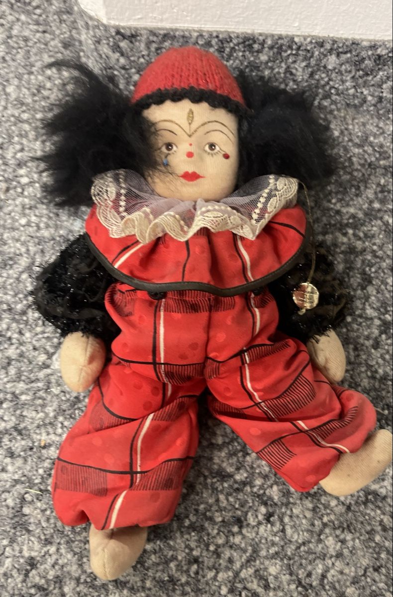 Puppen: Clown Puppe rot schwarz Muster geschützt – Gebraucht aus Au ZH von Jaggy4 2