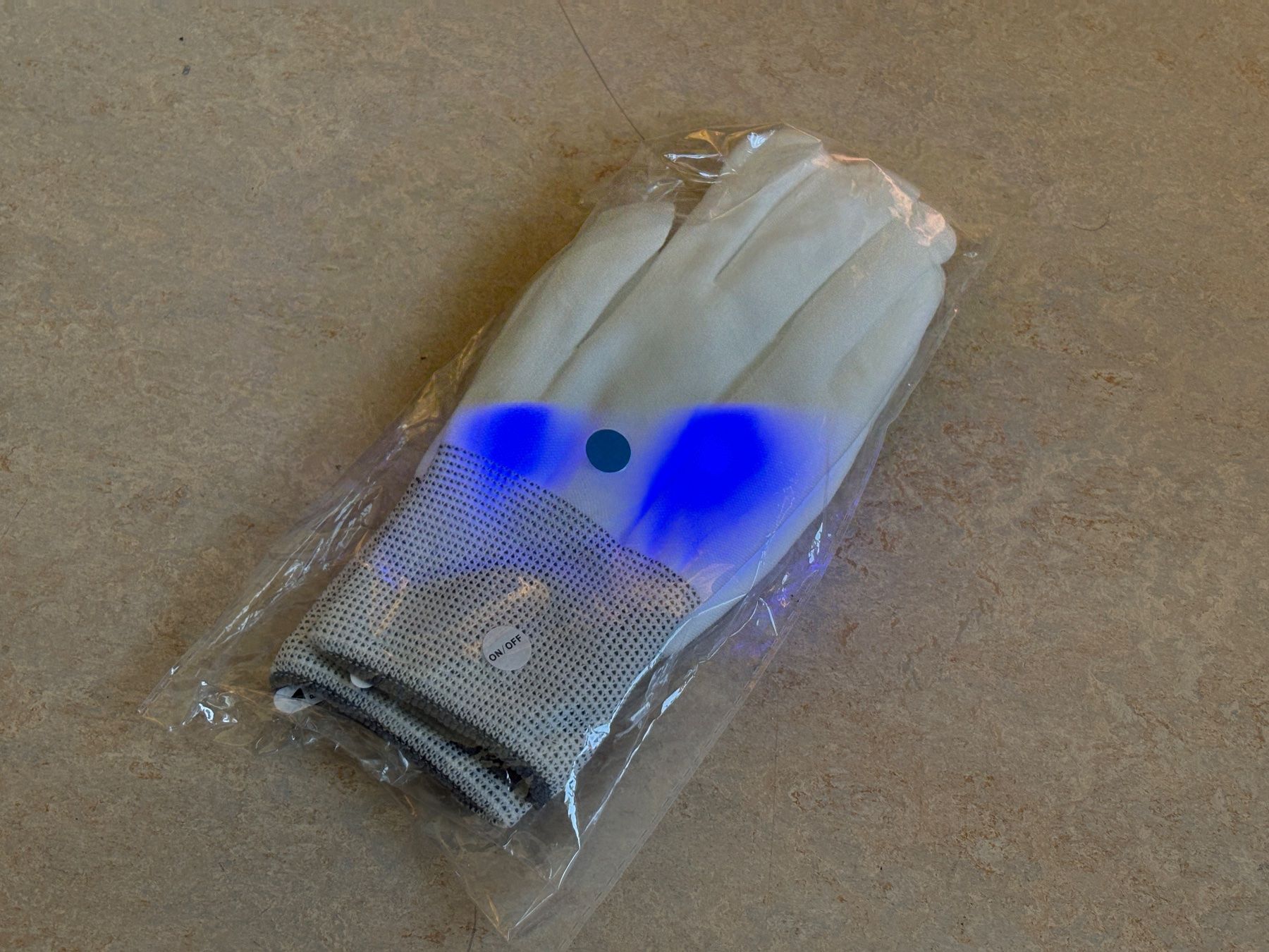 Handschuhe & Handstulpen: Handschuhe mit LED Beleuchtung weiss – Neu (gemäss Beschreibung) aus Dietikon von The-Star-Shop