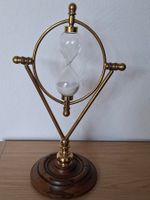 Sanduhr auf Holzfuss – Messing kardanisch gelagert, Vintage