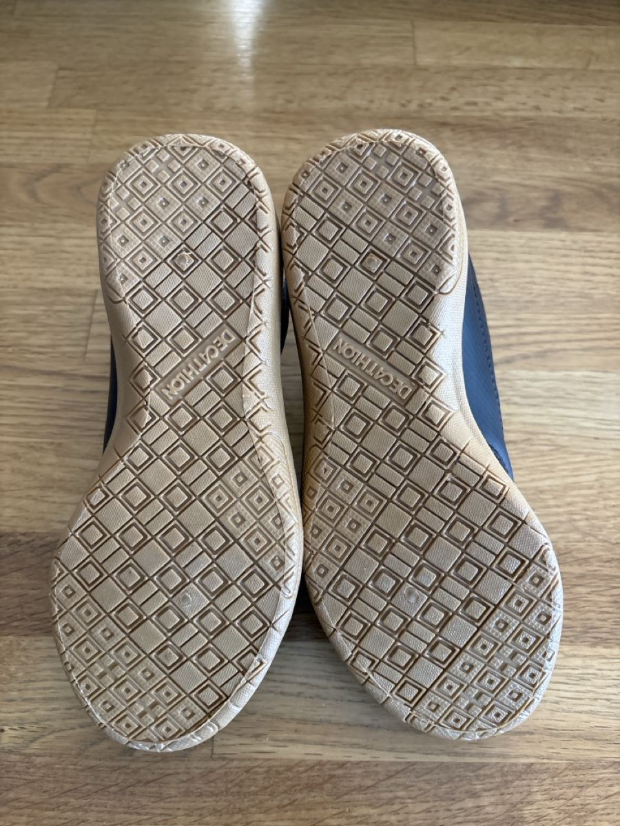 Scarpe per ragazzi: Hallenschuhe Kinder Grösse 30 schwarz NEU – Nuovo (secondo la descrizione) da Erlen venduto da SaFehr 2