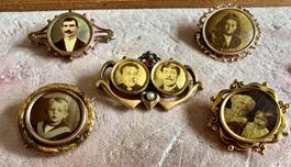 Lot 5 antike Memorialbroschen um 1900