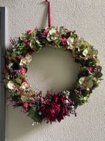 Kranz Kunstblumen Orchideen Hortensien mit Beeren rot