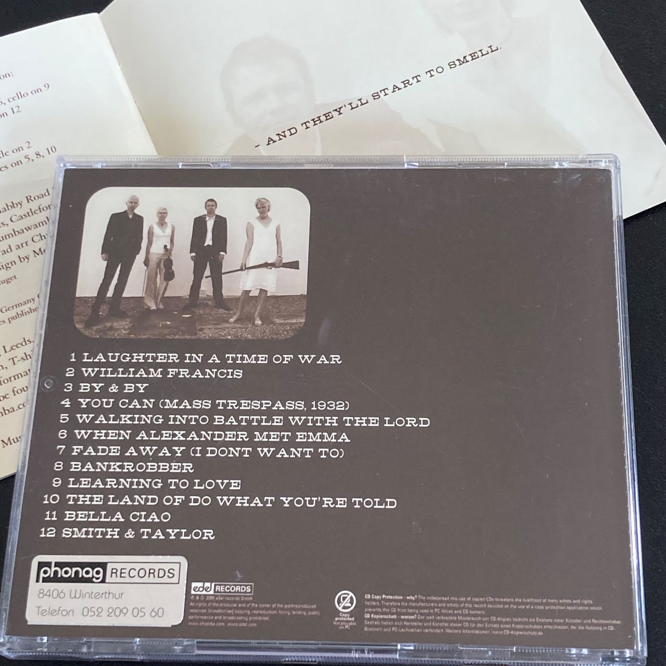 CDs: Chumbawamba - A Singsong And A Scrap – Gebraucht aus Bern von Ntsamina 1
