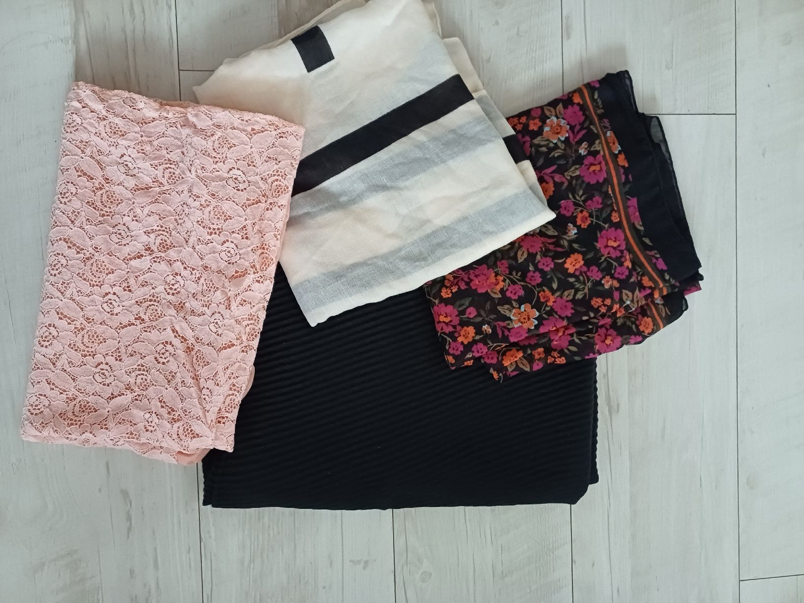 Foulard & Sciarpe: Lot 16 foulards – Usato da Neuchâtel venduto da drloulou 1