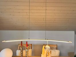 Elegante LED-Pendelleuchte in Bogenform – minimalistisch