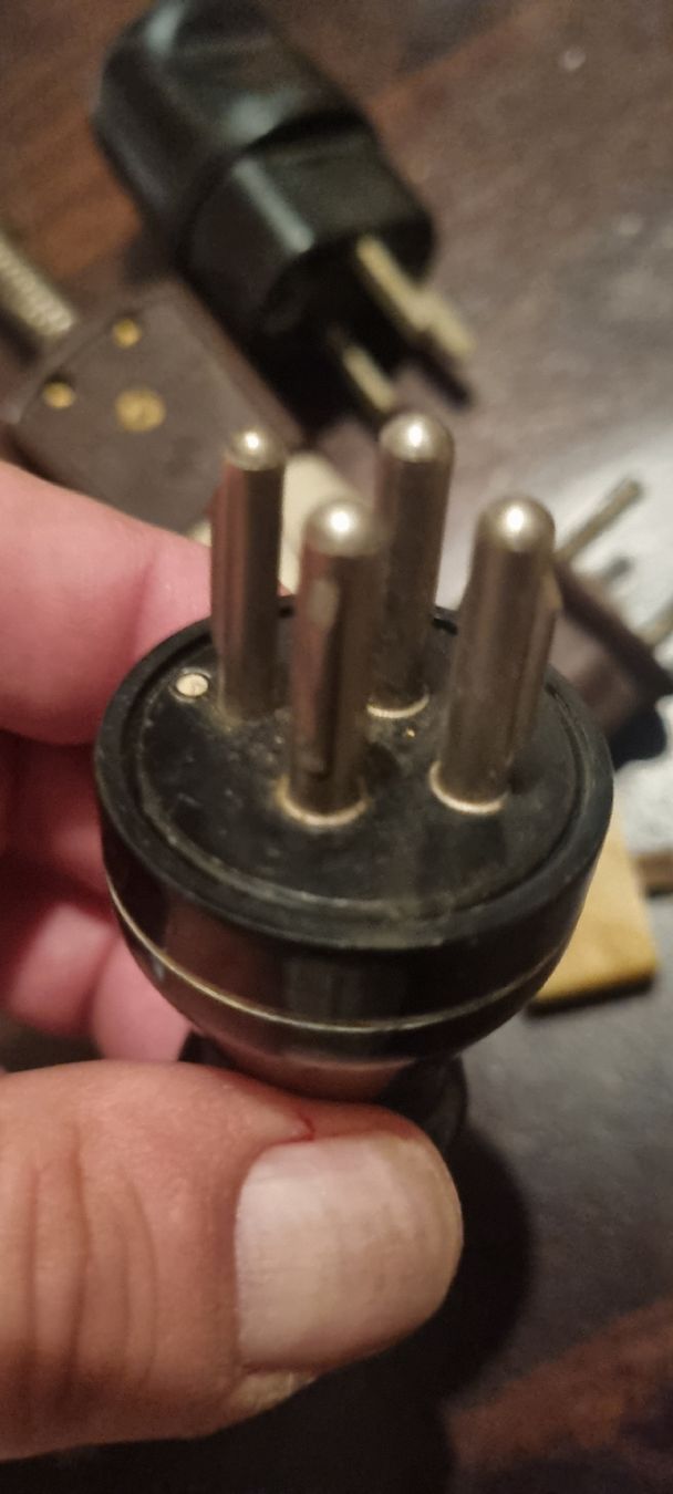Componenti elettronici: Alte Bakelit . Netzstecker  Elektro Teil verschiedene Teile – Usato da Basel venduto da Jcva 3