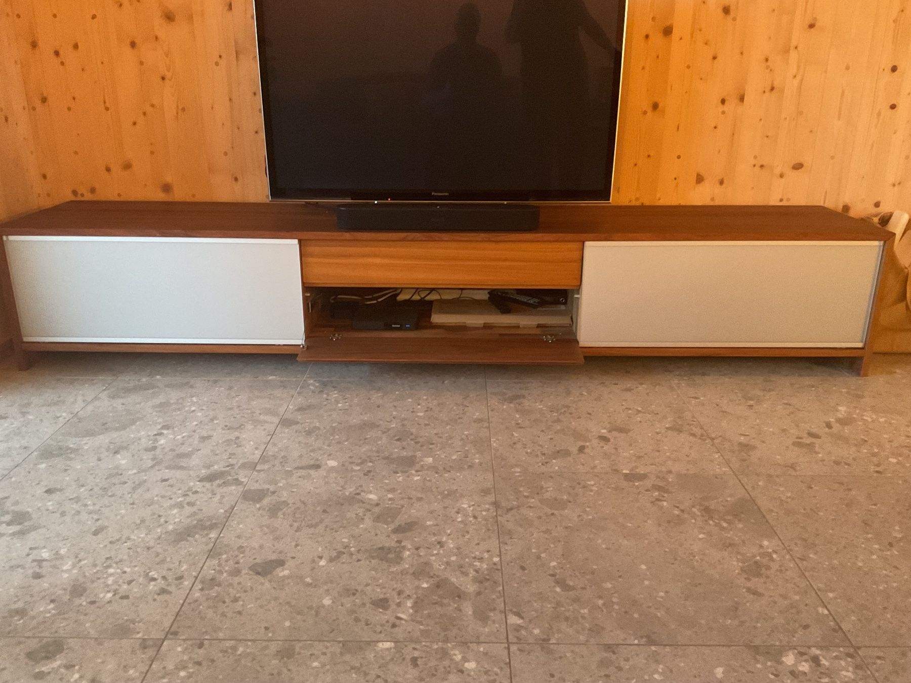 Mobili TV: Lowboard massiv Nussbaum – Usato da Klosters venduto da robertocarlos 4