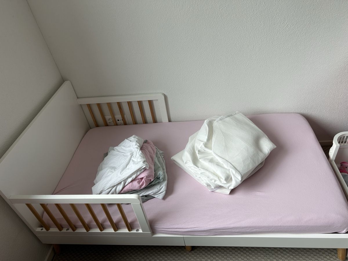 Letti: Cute Toddler Bed White w/ Pink Sheet, Spring Ready! – Usato da Zürich venduto da mar_d7zz
