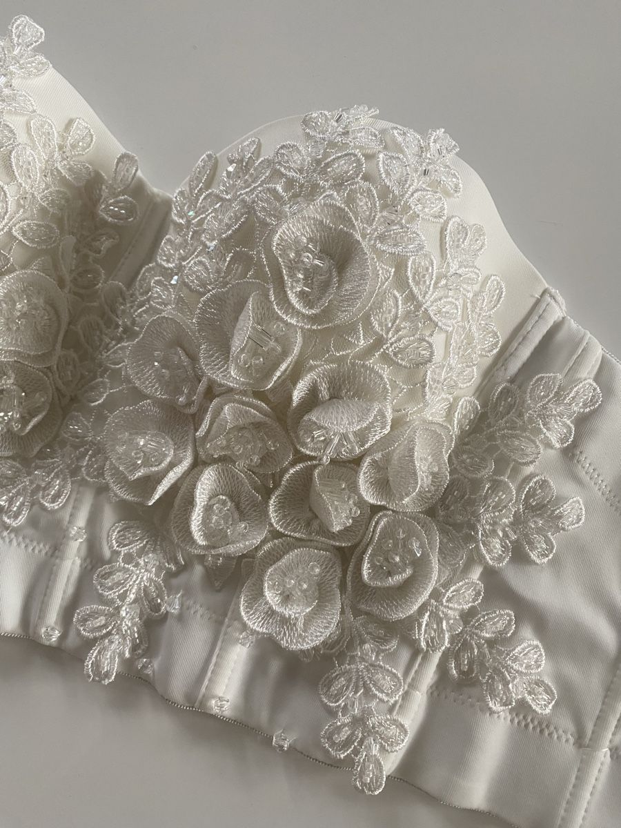 Top: Haut blanc à fleurs brodées taille M – Nuovo e nell'imballaggio originale da Delémont venduto da bou_26 1