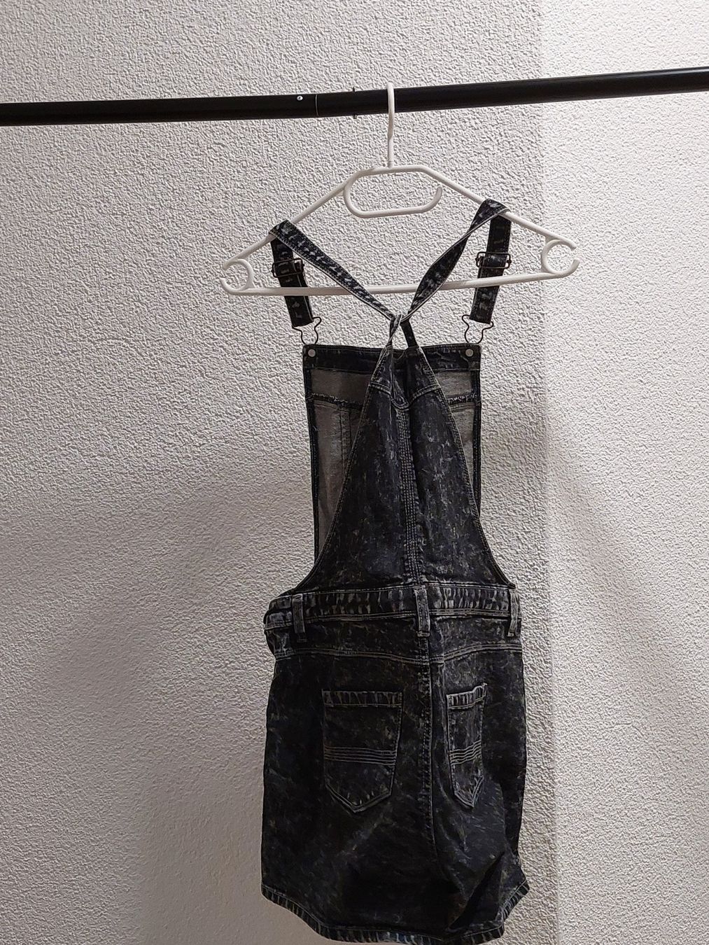 Pantaloni: Kurze Latzhose in schwarz – Usato da Gunzwil venduto da 11G11 1