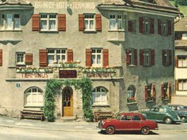 SAMADEN: Bahnhof Hotel Terminus mit Oldtimern ~1960