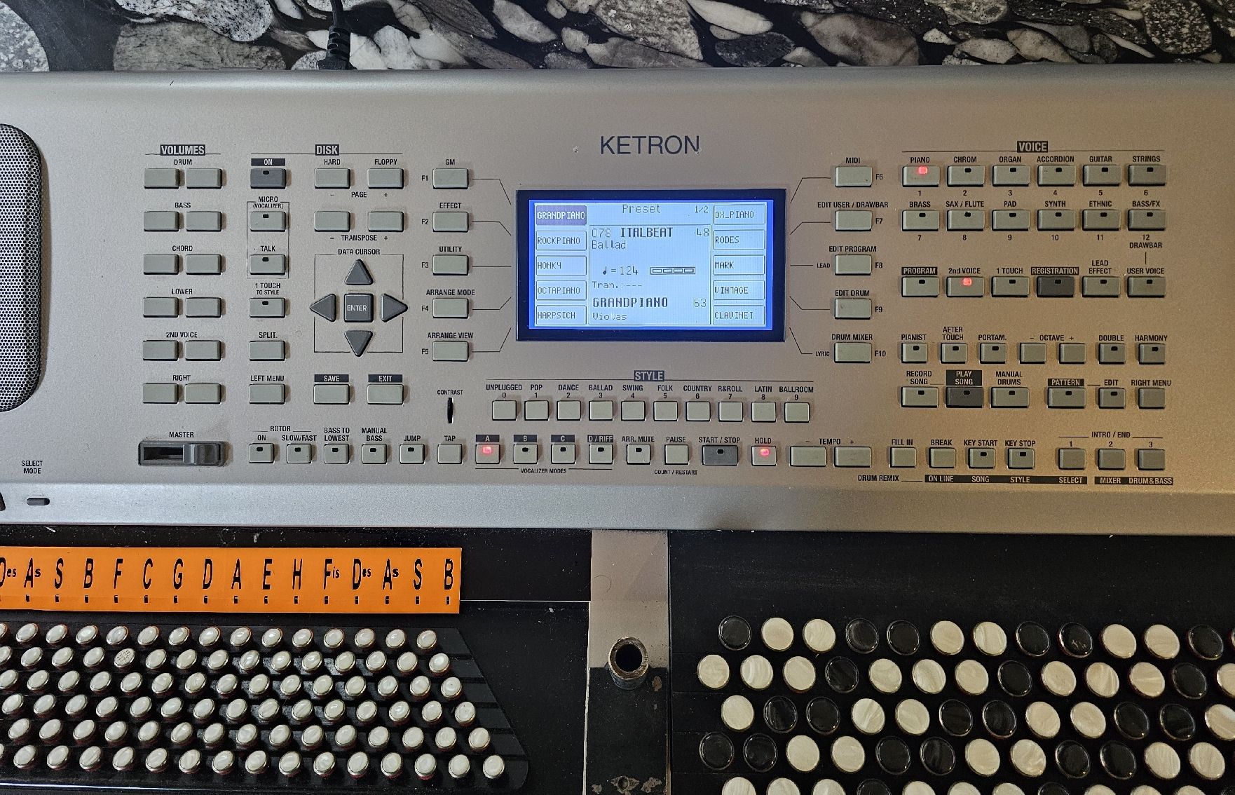 Strumenti musicali: Ketron SD8 midi B-Griff Knopfgrifftastatur – Usato da Erschwil venduto da hexeraus 1
