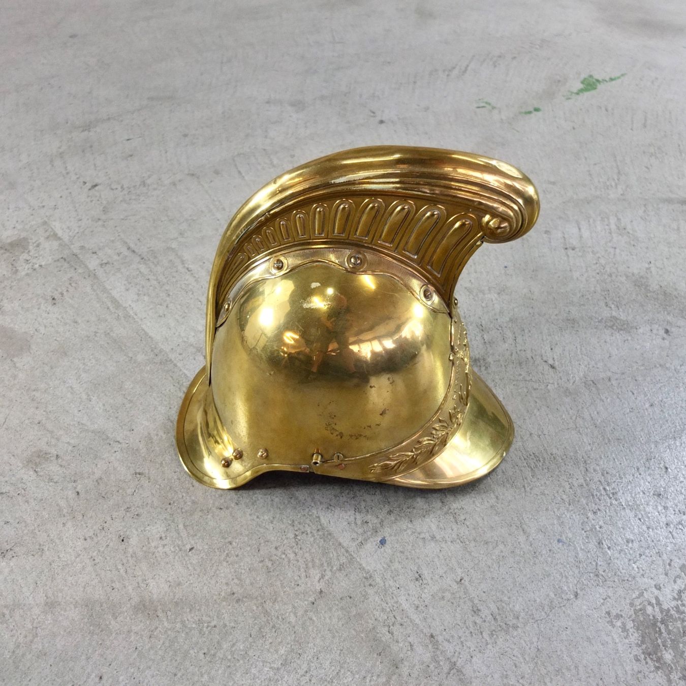 Pompieri: Originaler Pariser Feuerwehrhelm Modell 1885 – Usato da Basel venduto da Brocki-auf-dem-Wolf 1