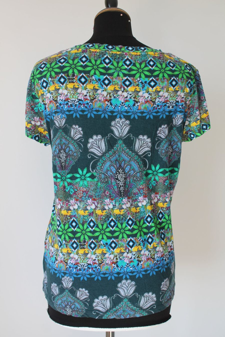 Desigual T-shirt: T-Shirt DESIGUAL taille L – Usato da Chez-le-Bart venduto da jasse 1