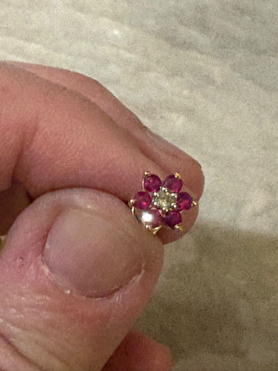 Orecchini pendenti & Orecchini a lobo: 18K Gold Ruby and Diamond Flower Stud Earrings Pair – Nuovo (secondo la descrizione) da Zürich venduto da son_8gjd 3