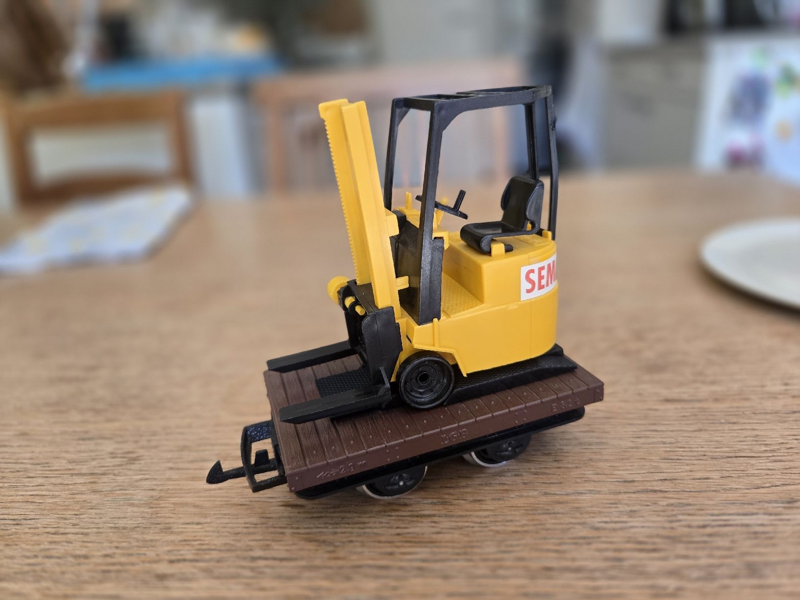 LGB Modellini di ferrovie: Wagon LGB 40510 plat avec élévateur – Usato da Satigny venduto da Gatoil 1