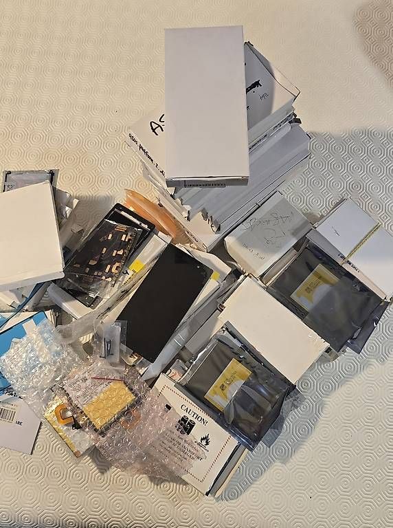 Telefoni: Batteries neuves et quelques écrans LCD – Usato da Renens VD venduto da MTD2211 2