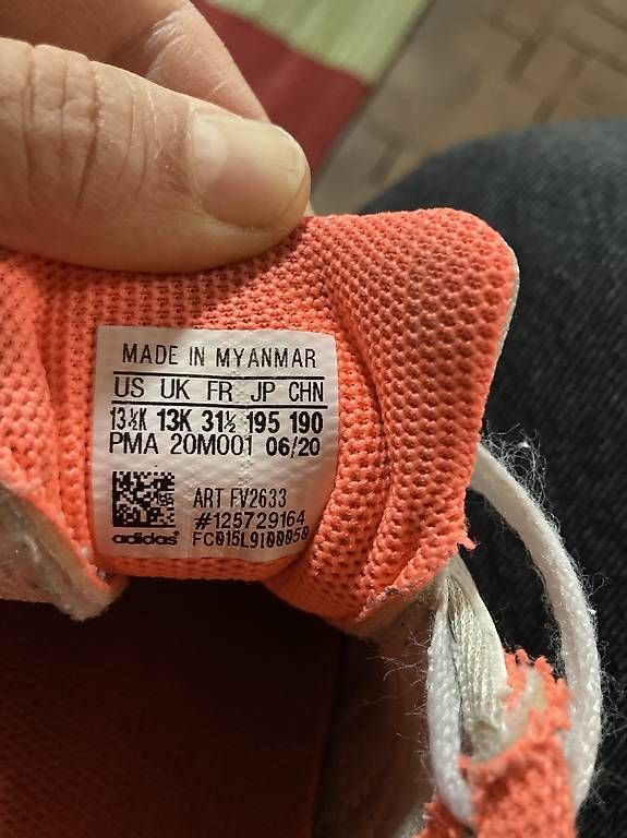 Schuhe für Jungen: Hallenschuhe Adidas 31.5 – Gebraucht aus Haldenstein von meladin 1