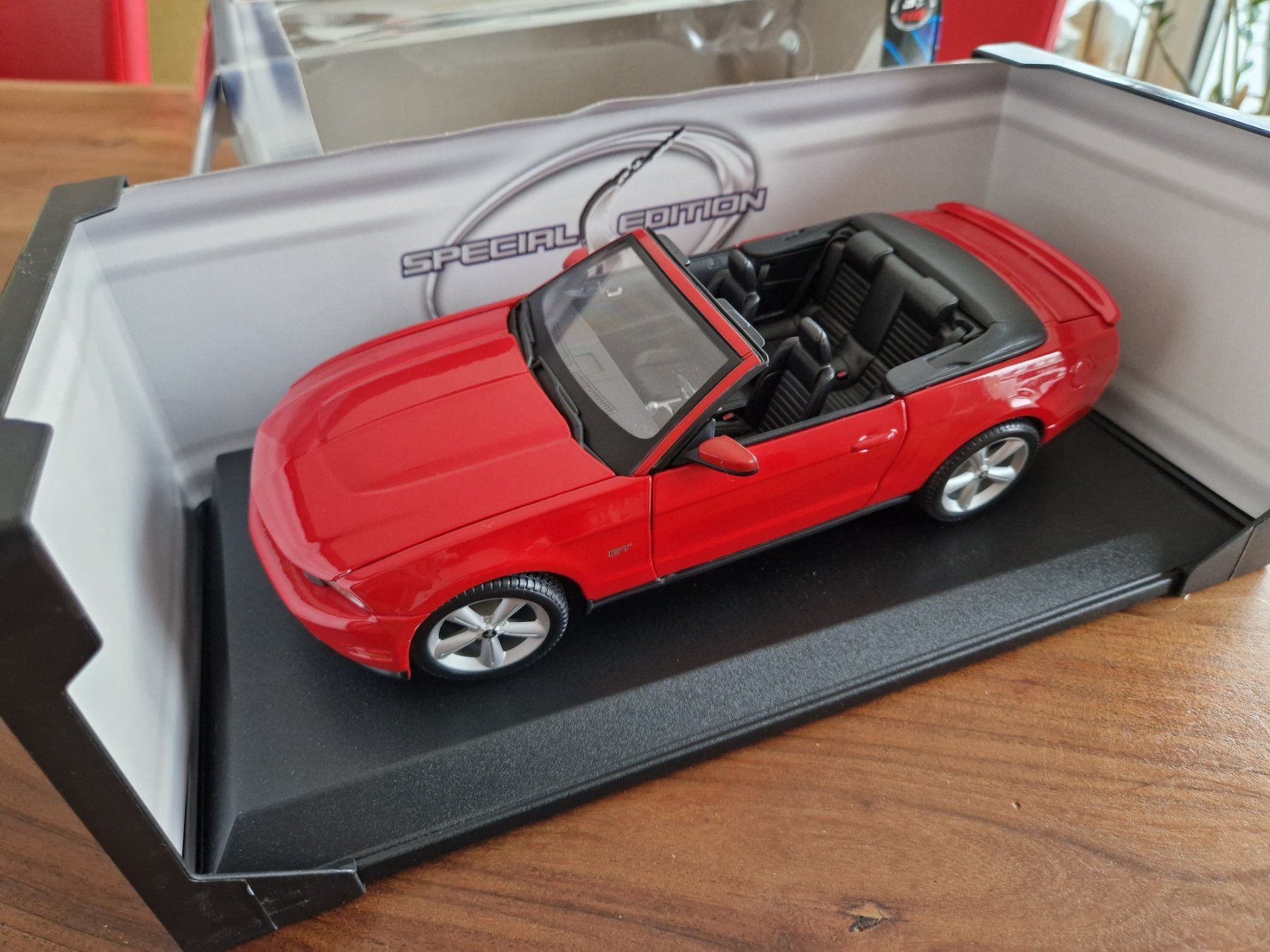 Maisto Modellini d'auto: Ford Mustang 2010  -  Modell 1:18 – Usato da Zwillikon venduto da Reweto 1