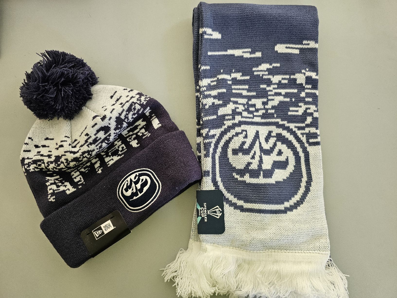 Foulard & Sciarpe: HCAP cuffie e sciarpa Spengler cup 2024 – Nuovo e nell'imballaggio originale da Zollikofen venduto da Ruzzina