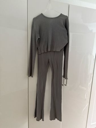 Zweiteiliges Set gerippt grau Langarm Hose guter Zustand