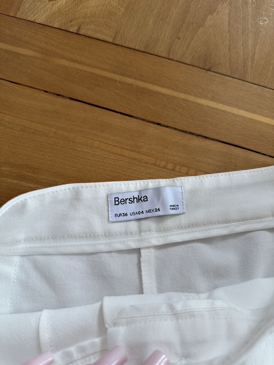 Bershka Pantaloni: Bershka Stoffhose, weiss, Grösse 36 – Usato da Wittenbach venduto da Apicel 2