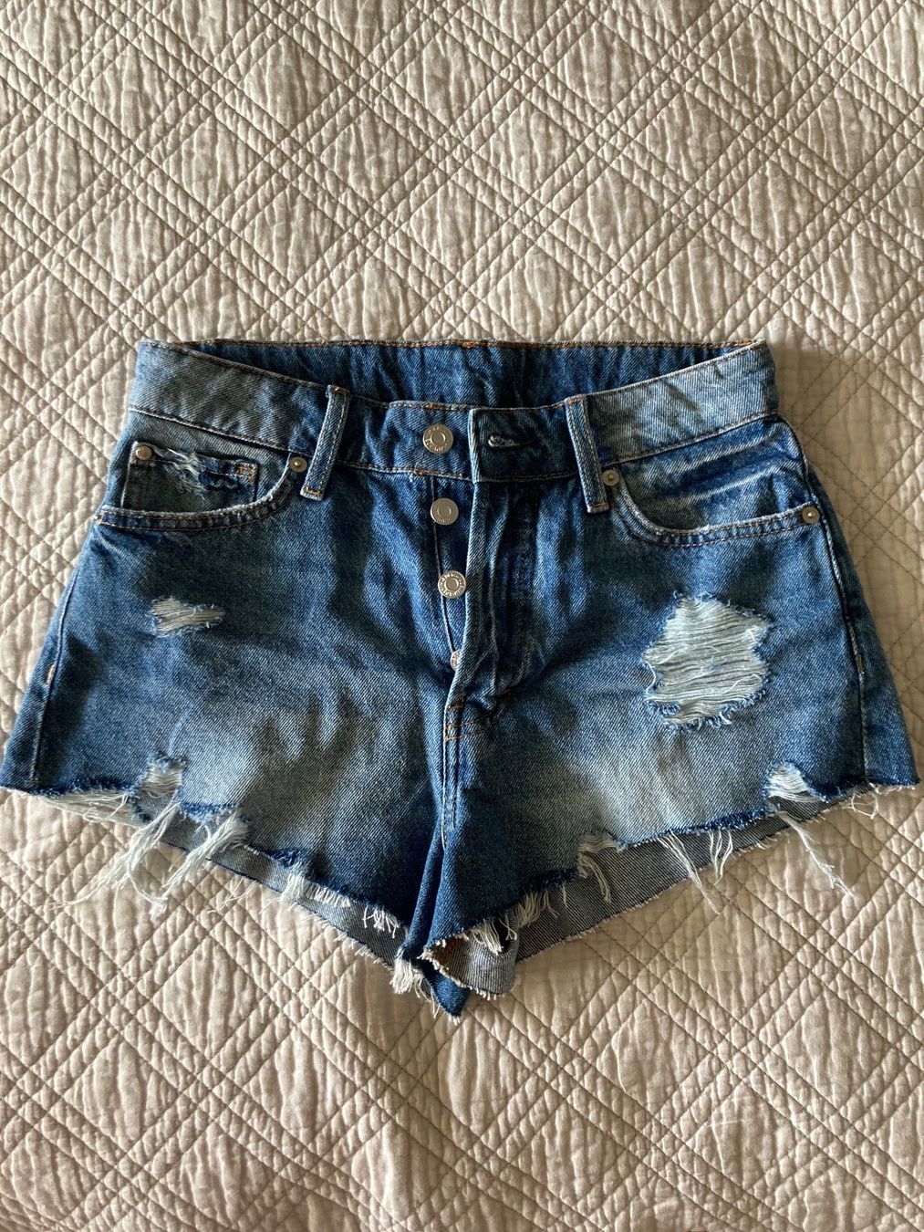H&M Jeans: Short en jeans – Nuovo (secondo la descrizione) da Lausanne venduto da shabnam.t