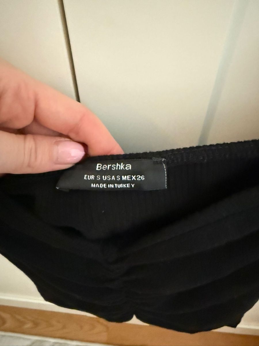 Bershka Tops: Schwarzes Off-Shoulder Shirt Gr. S – Gebraucht aus Grenchen von Bach94 1
